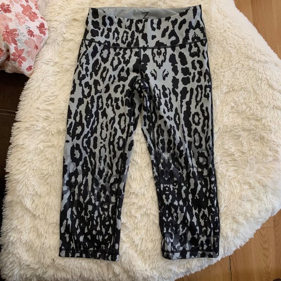 SOLD❗️Z by Zella Grey Animal Print Active Leggings Capri Small - Picture 4 of 8